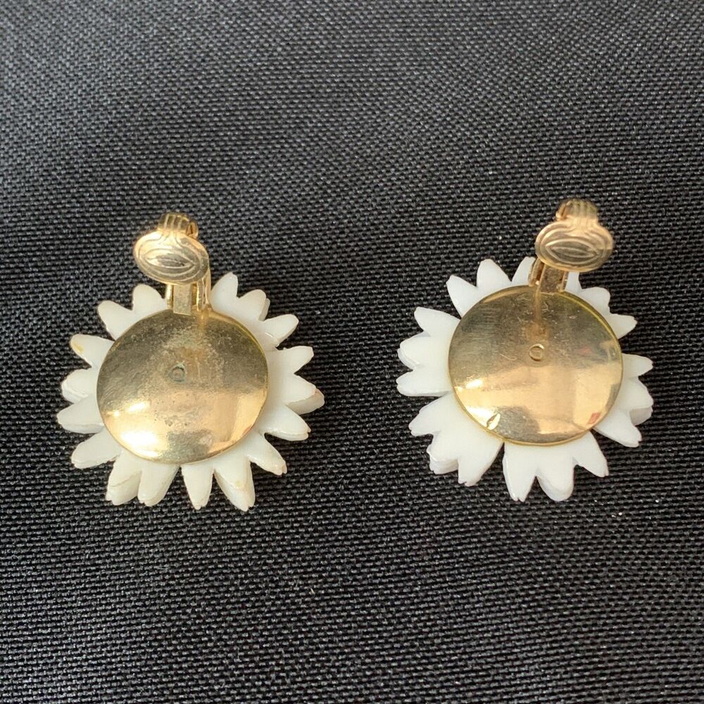 Vintage White/Yellow Celluloid Plastic Daisy Earrings Sarah Coventry - Picture 7 of 7